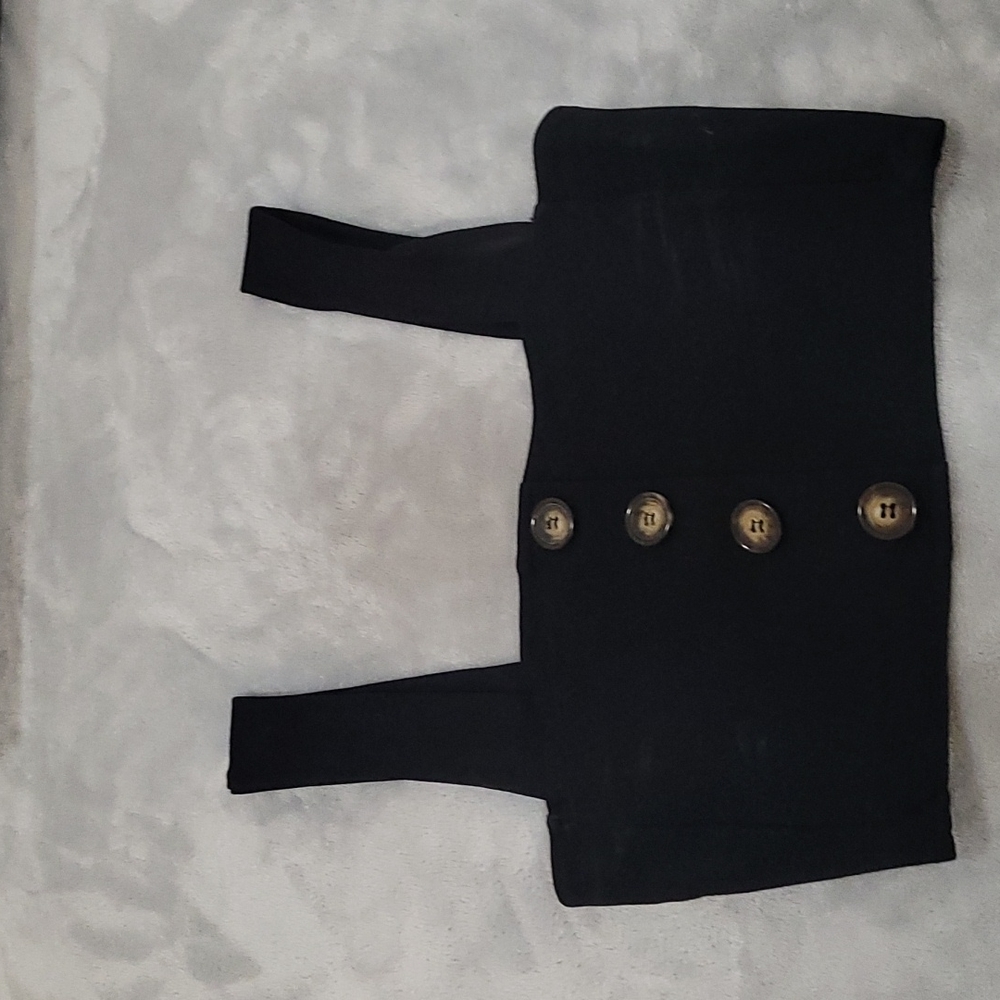 Blk crop top.